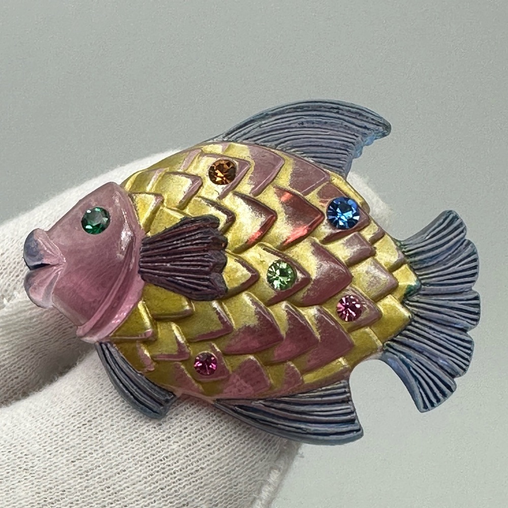 Adorable Vintage Avon Lucite Fish Brooch Rhinestones  #680‎